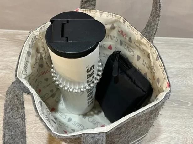 バッグの内側につけると、水筒スタンドの完成！（▶次のライフハックへ）