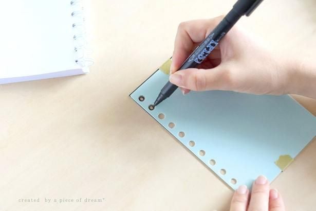 穴を開ける部分に印をつけます▶印をつけたらずれないようにマスキングテープでとめて
