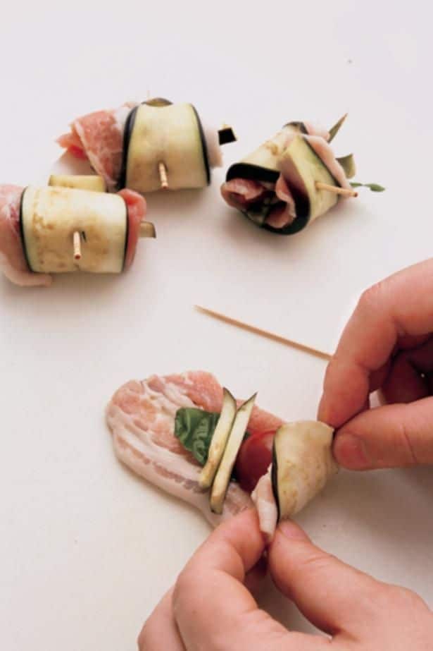 なすに塩をふってしんなりさせておくと、巻くときに作業しやすくなる。