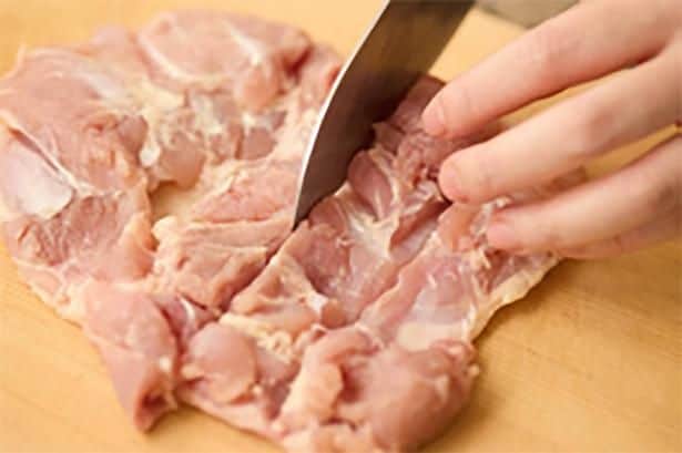 とり肉は余分な脂を除き、厚みがある部分に数カ所、浅く切り込みを入れる