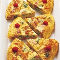 ふわふわ食感で食べやすい「ベーコンと豆腐のスペイン風オムレツ」