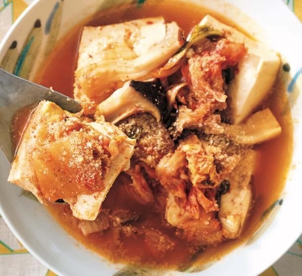 豆腐にキムチのうまみと辛みがしみしみ「きのこ入りキムチ豆腐」