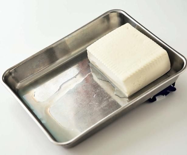 豆腐は高低差をつけたバットで水切りを