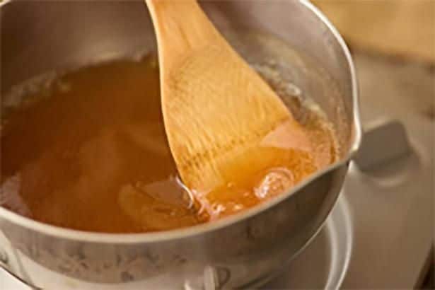 煮立ったら絶えず混ぜながら水溶き片栗粉を少しずつ加えてとろみをつける