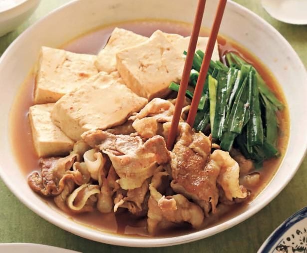 スパイシーなカレー粉でエスニック風味に「にらたっぷりカレー肉豆腐」