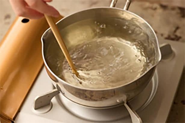 菜箸で勢いよくぐるぐるかき混ぜて水流を作る