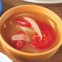 トマトのやさしい酸味がアクセント「トマトと玉ねぎのみそ汁」