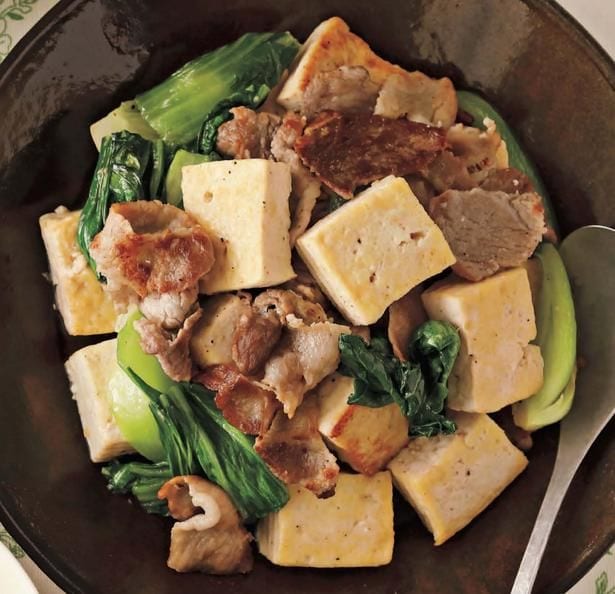 にんにくをきかせて、味に深みを出して「豚肉と豆腐のガーリック炒め」