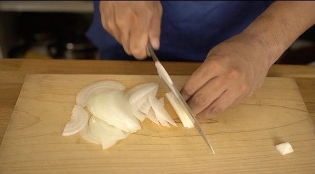 根元のほうまで切り、切りづらくなったら、パタンと倒して切る