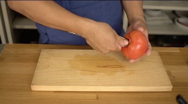 トマトを回しなら一周させる