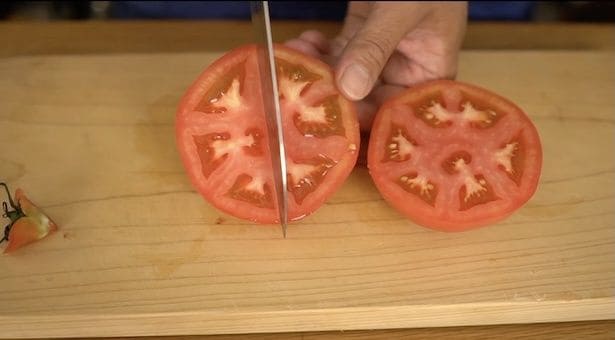 ヘタを取ったトマトを横半分に切り、さらに6等分にする ▶︎6等分にするとき、包丁を入れるべき箇所