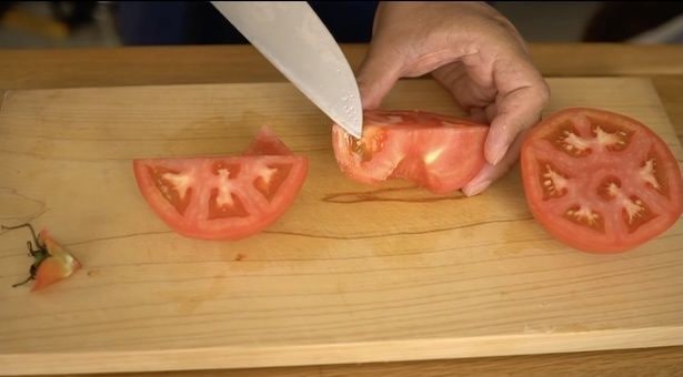 ゼリー部分に包丁を入れると、露出具合が全然違う