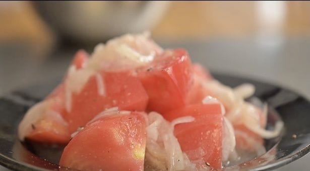 切り方を変えるだけでこんなに違う!? きじま流「トマトと玉ねぎのマリネサラダ」でトマトのジューシーさに驚いた!