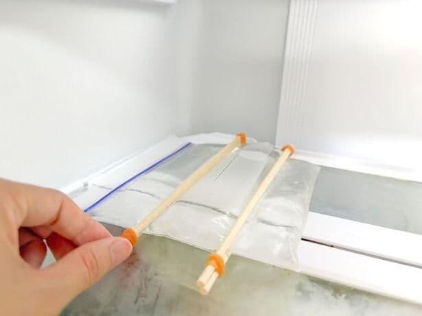 ジップ付き保存袋を冷凍庫に入れる（▶次へ） 
