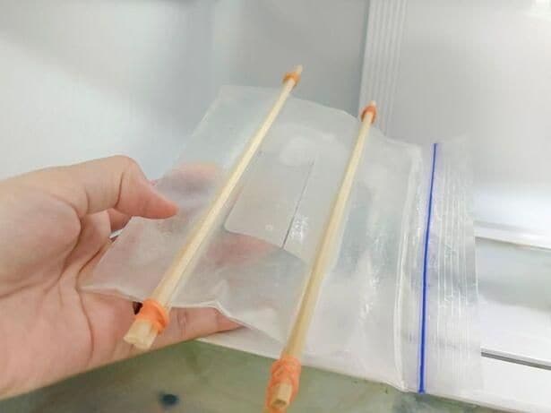 凍ったジップ付き保存袋を冷凍庫から取り出す（▶次へ） 