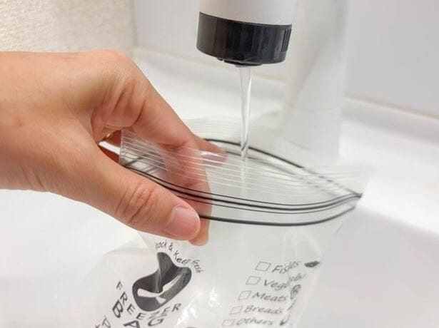 ジップ付き保存袋に適量の水を入れる（▶次へ） 