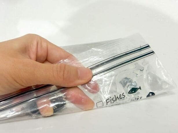空気を抜きながらジップ付き保存袋の口を閉じる（▶次へ） 