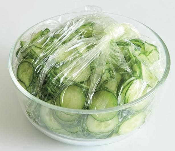 塩味つきで応用範囲が広がる!「薄切りきゅうりの塩もみ」と食べ方アイディア2品【夏野菜の最強レシピ】