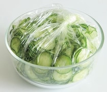 塩味つきだから応用範囲が広い「薄切りきゅうりの塩もみ」と食べ方アイデア2品【夏野菜の最強レシピ】