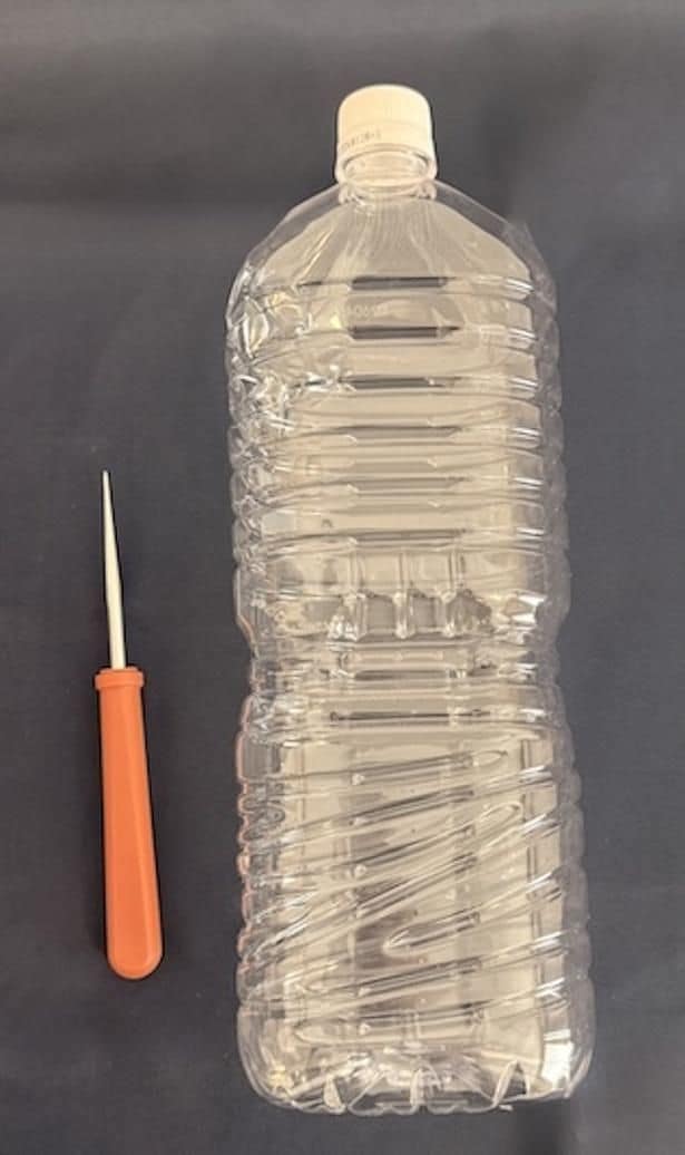 用意するものはペットボトルとキリだけ!(▶次へ)