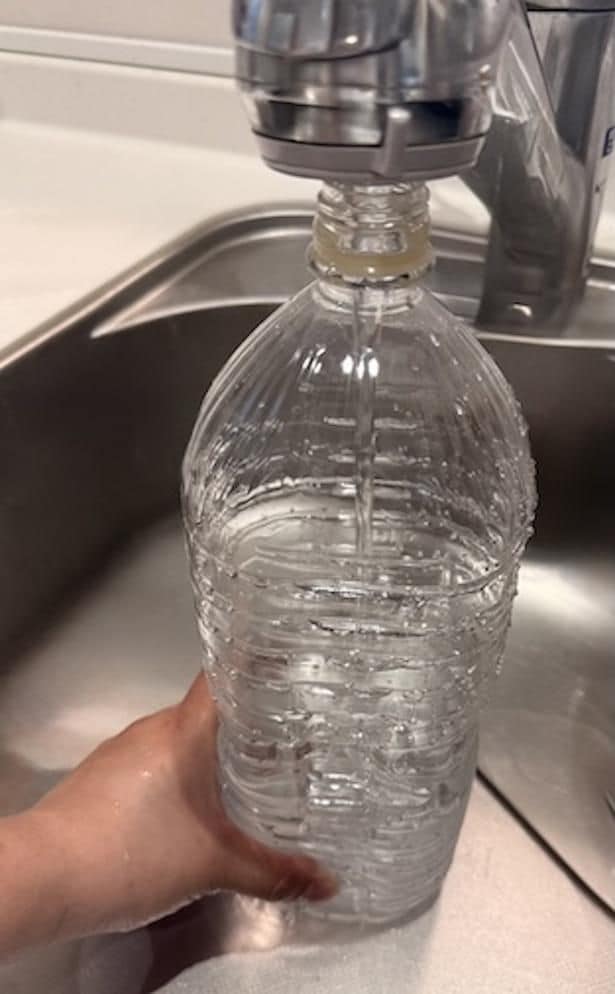 ペットボトルに水を入れる(▶次へ)