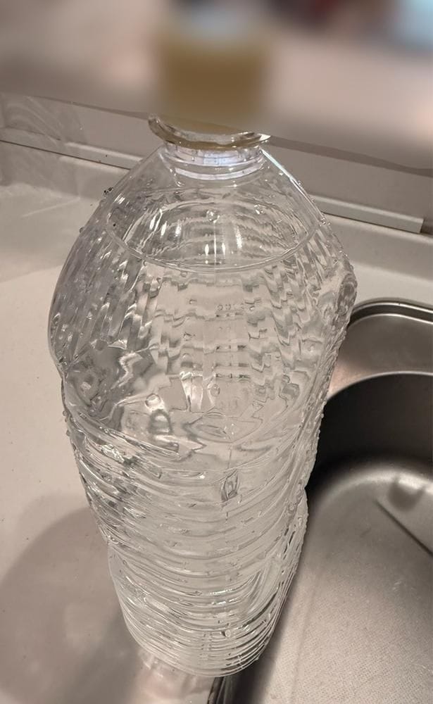 ペットボトルに蓋をして手を離すと…(▶次へ)