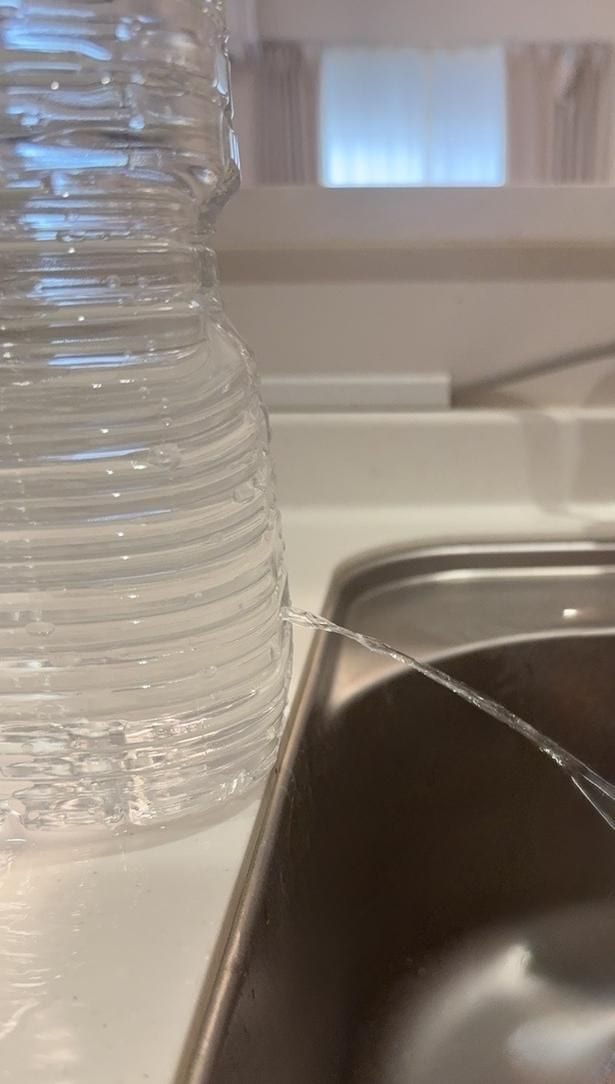 キリで開けた穴から水が!(▶次へ)