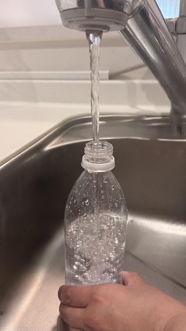 穴を指で押さえながら水を入れる(▶次へ)
