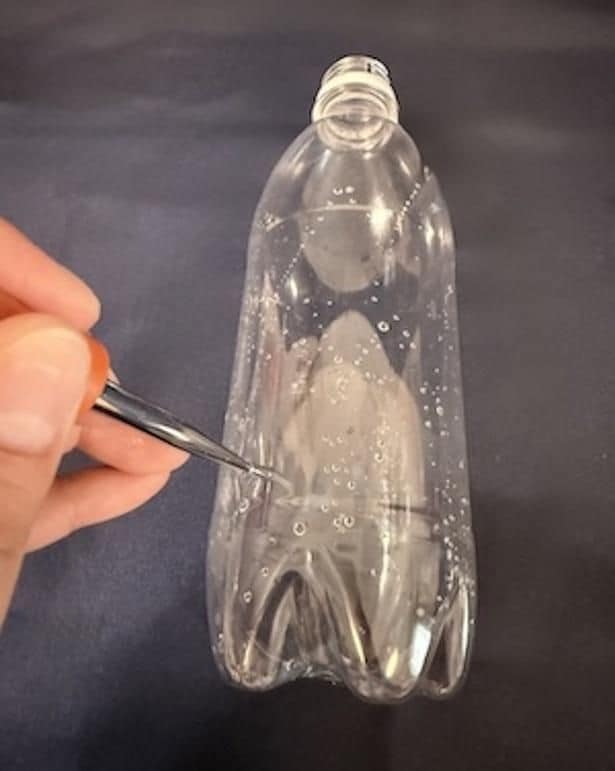 底から4cmのところに穴を開けて…(▶次へ)