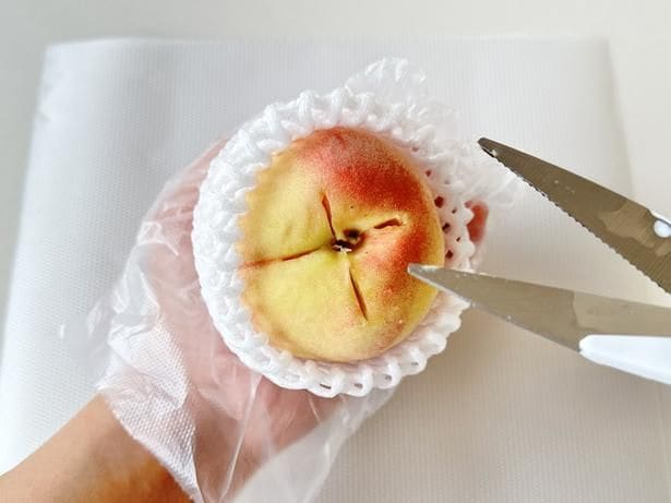 キッチンバサミで十字になるように切り込みを入れます（▶次へ）