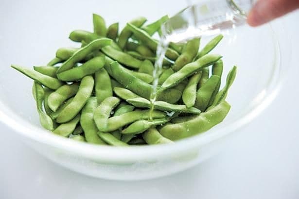 枝豆に酒をふってラップをかけ、レンチンする