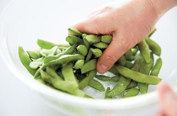 枝豆は、耐熱ボウルに入れて塩をもみ込む
