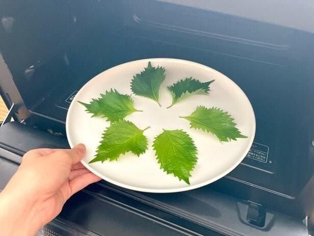 電子レンジに入れ、2分加熱します（▶次へ）