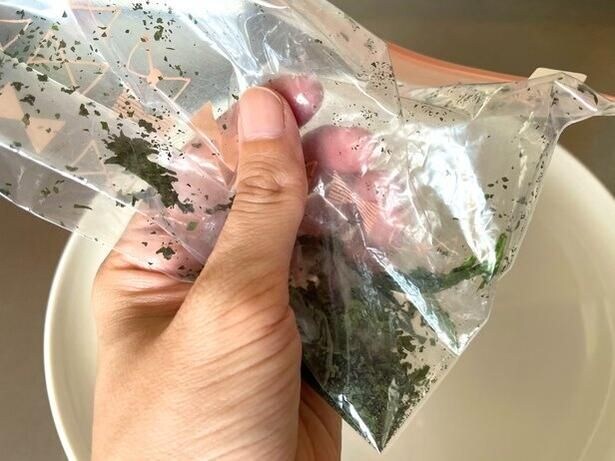 手で揉んで、細かく粉末状にします（▶次へ）