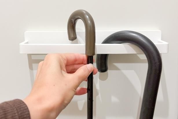 タオルハンガーに傘の持ち手を引っ掛ける(▶完成形を見る)