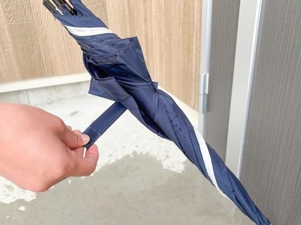 バンドをもって傘を回す(▶次へ)