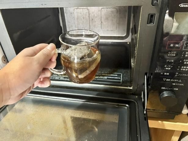 電子レンジに耐熱マグカップを入れ…（▶次へ）