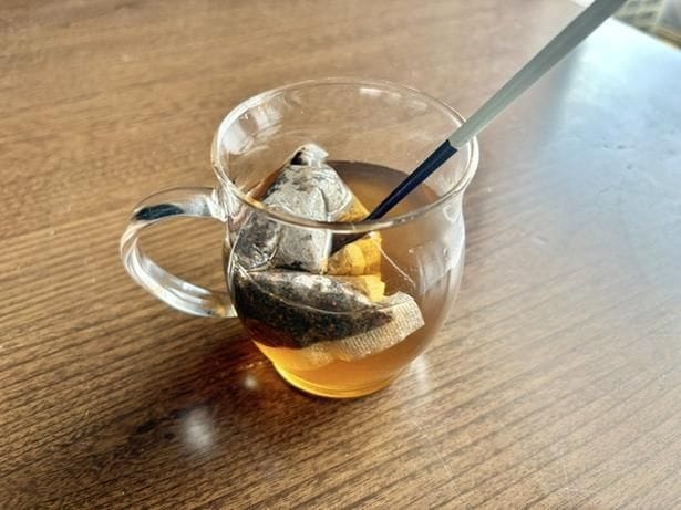 麦茶パックをお箸などで沈めます（▶次へ）