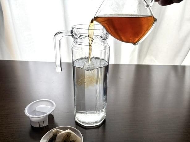 水800ｍlが入った1Lのピッチャーに濃縮麦茶を注いで…（▶次へ）