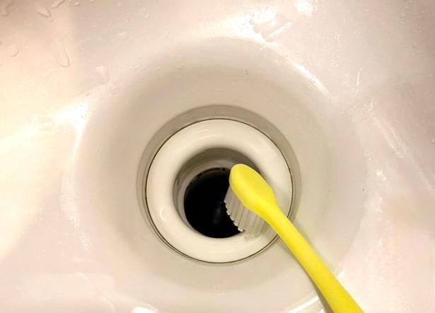 使用済み歯ブラシでも排水口の奥は届かない…。（▶次へ）