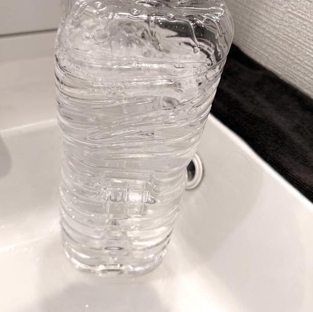 勢いをつけて排水口にペットボトルの口を入れます。（▶次へ）