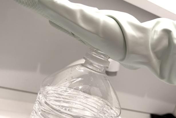 手のひらでペットボトルの口をふさぎます。（▶次へ）