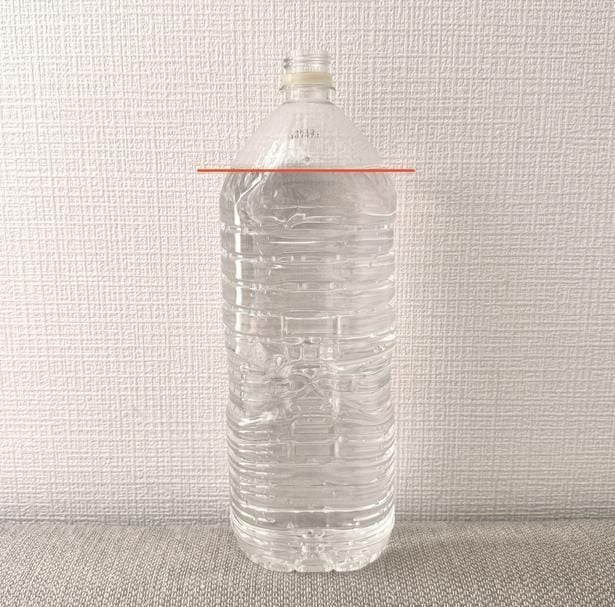 空の2Lペットボトルに水を8割くらい入れます。（▶次へ）