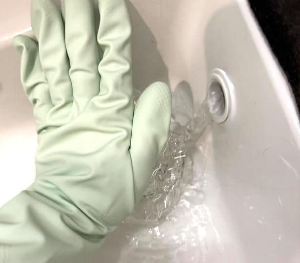 オーバーフローから水と一緒に汚れが出てきます。（▶次へ）
