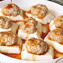 包まない！なめらかなもめん豆腐とひき肉を一緒に味わう「豆腐シューマイ風」