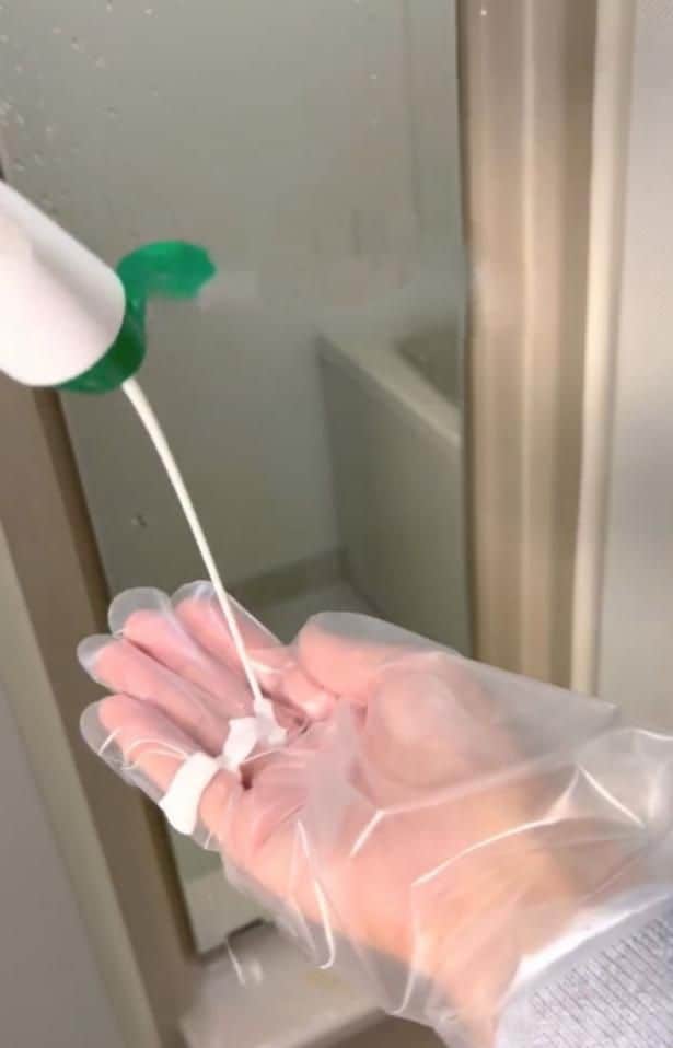 手袋にクレンザーをかける▶そのまま…(⇒次へ)