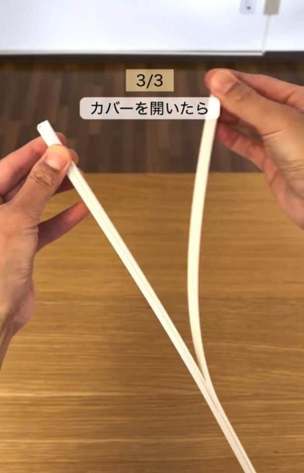 「その手があったか」配線カバーがリモコン置き・すき間収納に大変身!3.6万いいねの活用術