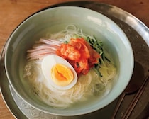 【暑い日でもつるっと食べられる！】ひんやり楽しむアレンジそうめん「トマトだれ」「冷麺風」