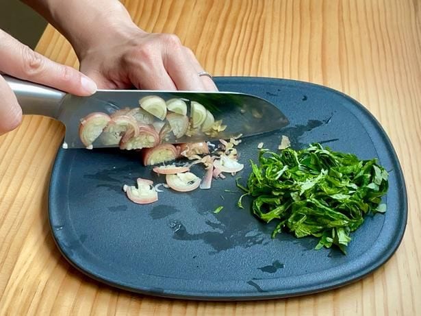 薬味を細かく刻んで…(▶次へ)