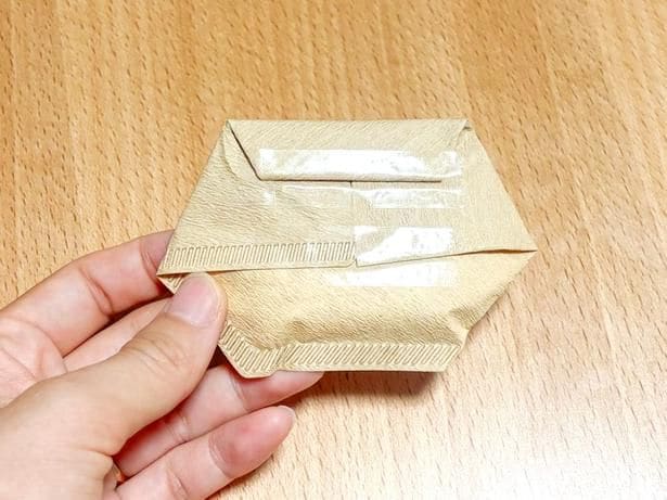 折り目が広がらないようセロハンテープで留める（▶完成形を見る）